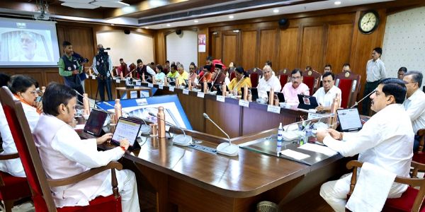 कैबिनेट की बैठक से पहले मंत्रीगणों को संबोधित करते हुए मुख्यमंत्री डॉ. मोहन यादव