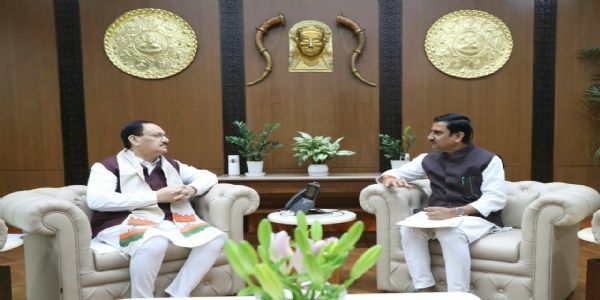 केन्द्रीय स्वास्थ्य मंत्री जे.पी. नड्डा से केन्द्रीय राज्यमंत्री तोखन साहू सौजन्य मुलाकात करते हुए
