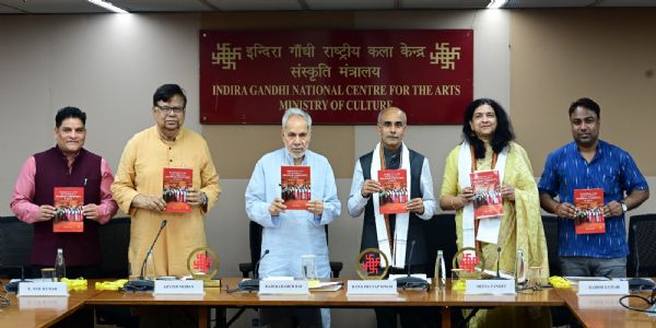आईजीएनसीए के अध्यक्ष राम बहादुर राय के साथ अन्य लोग मौजूद। आईजीएनसीए के अध्यक्ष राम बहादुर राय के साथ अन्य लोग मौजूद।