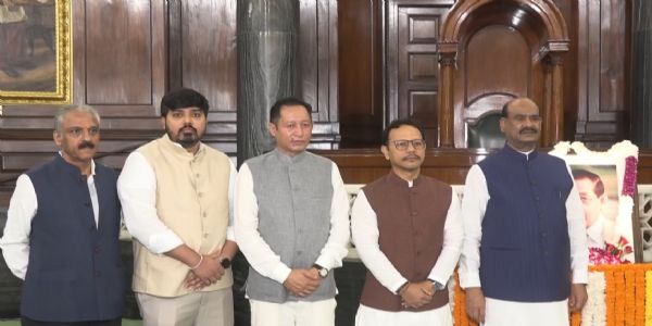 लोकसभा अध्यक्ष ओम बिरला के साथ अन्य लोग मौजूद।
