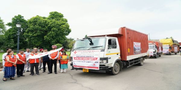 ट्रकों को रवाना करते हुए राज्यपाल गुलाब चंद कटारिया ट्रकों को रवाना करते हुए राज्यपाल गुलाब चंद कटारिया