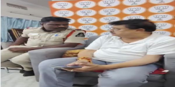 तेलंगाना बीजेपी प्रदेश अध्यक्ष के घर पहुंची पुलिस