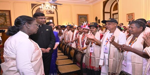 ओडिशा के लोक कलाकार मंगलवार को राष्ट्रपति द्रौपदी मुर्मु से राष्ट्रपति भवन में मुलाकात करते हुए