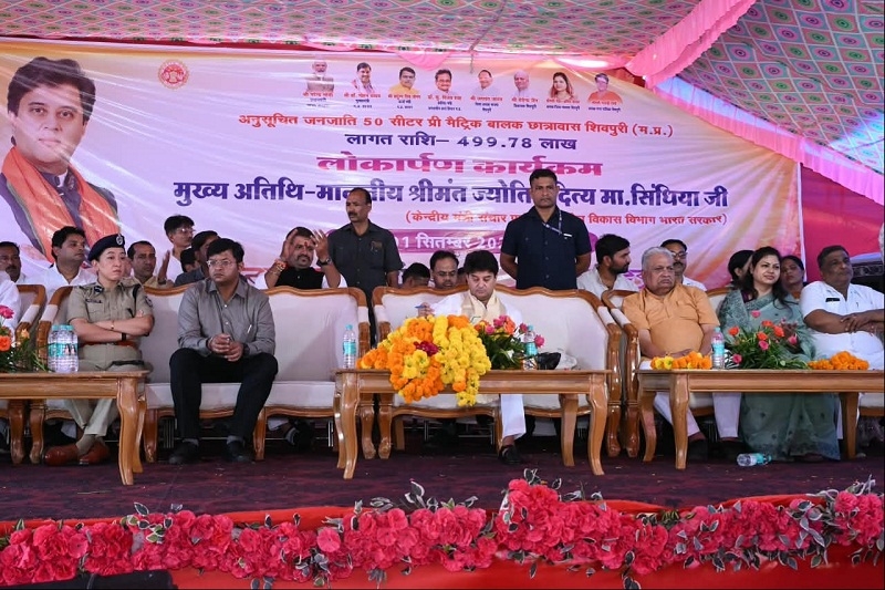 शिवपुरी जिले में भूमिपूजन कार्यक्रम में शामिल हुए सिंधिया शिवपुरी जिले में भूमिपूजन कार्यक्रम में शामिल हुए सिंधिया