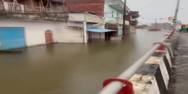 वाराणसी : कोनिया मोहल्ला पूरी तरह से जलमग्न, 13 स्थानों पर बनाए गए बाढ़ राहत कैंप