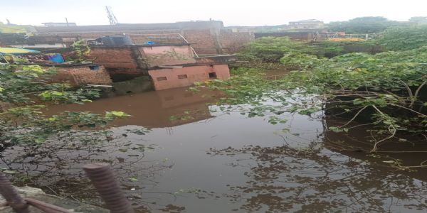 बागबेड़ा में बाढ़ का पानी 30 घरों में घुसा , खरकई खतरे के निशान से 3 मीटर ऊपर