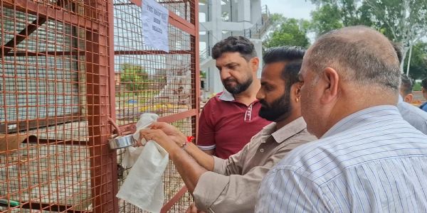 चार साल से किराया दबाए बैठे दुकानदारों पर नगर परिषद की कार्रवाई, पुरानी सब्जी मंडी की दो दुकानें सील