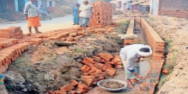 अयोध्या मंडल में 204 निर्माण कामगार परिवारों को मिला आर्थिक संबल