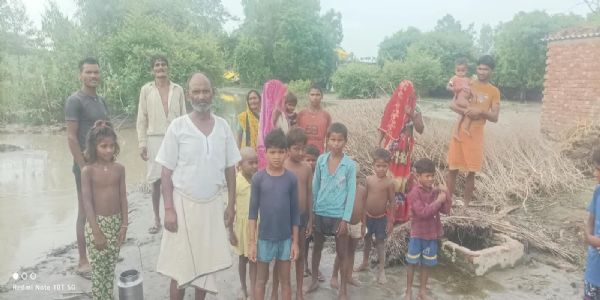 फर्रुखाबाद: जलस्तर घटते ही गंगा ने दिखाया रौद्र रूप,नदी किनारे कटान से कई झोपड़ियां पानी में समाईं, मकानों पर मंडरा रहा खतरा