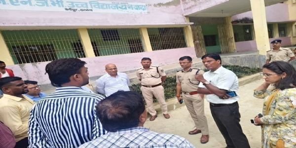 अस्थायी केंद्रीय विद्यालय के संचालन को लेकर डीएम ने जेएनजेभी उच्च विद्यालय का किया निरीक्षण