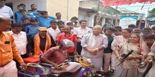 पूर्व डिप्टी सीएम ने बांटी बैट्री ट्राईसाइकिल, 3 नवविवाहिताओं को ₹1-1 लाख का फिक्स्ड डिपॉजिट