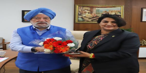 डॉक्टर अर्चना ठाकुर ने की केंद्रीय पेट्रोलियम और नेचुरल गैस मंत्री हरदीप सिंह पूरी से मुलाकात