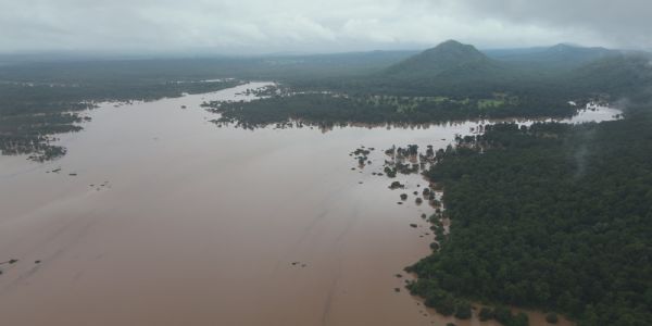 मंडल डैम के डूब क्षेत्र में बाढ़ का कहर, बाढ़ प्रभावित परिवारों में बांटी गई राहत सामग्री