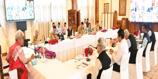 उपराज्यपाल ने जम्मू-कश्मीर में सुरक्षा परिदृश्य की समीक्षा बैठक की,  आतंकवाद-विरोधी रणनीति और क्षेत्र नियंत्रण अभियानों को तेज करने का निर्देश दिया