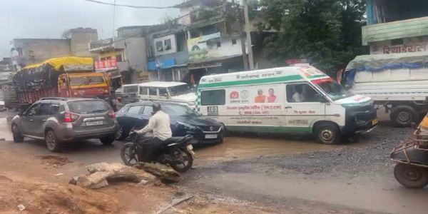सरगुजा: सीतापुर क्षेत्र में राष्ट्रीय राजमार्ग-43 पर बने गहरे गड्ढे, एम्बुलेंस फंसी और राहगीर चोटिल