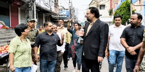 मालदा में कालाबाजारी रोकने को प्रशासन सख्त, जिलाधिकारी ने बाजारों का किया औचक निरीक्षण