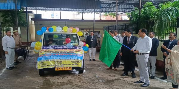 औरैया : राष्ट्रीय लोक अदालत के प्रचार वाहन को जनपद न्यायाधीश ने दिखाई हरी झंडी