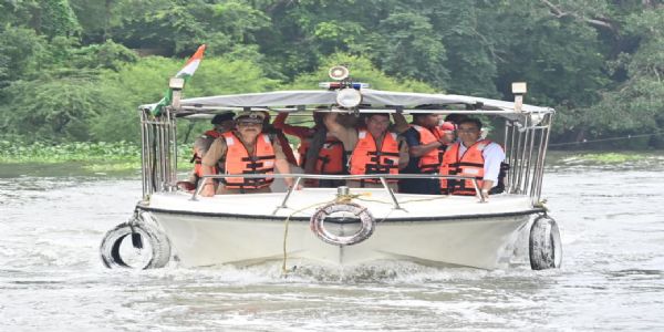गंगा के चेतावनी बिंदु के पार होते ही जिला प्रशासन अलर्ट, पुलिस कमिश्नर-डीएम ने बाढ़ प्रभावित क्षेत्रों का लिया जायजा