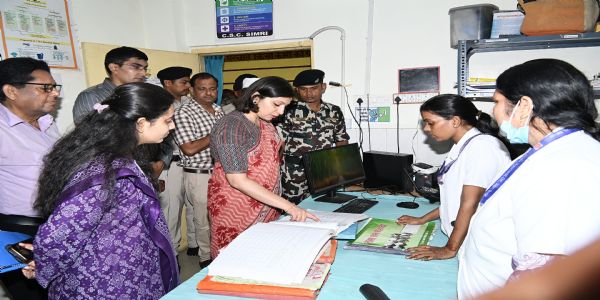 सिमरी सीएचसी व प्रखंड-अंचल कार्यालय में डीएम का औचक निरीक्षण, लापरवाही पर वेतन रोकने के निर्देश
