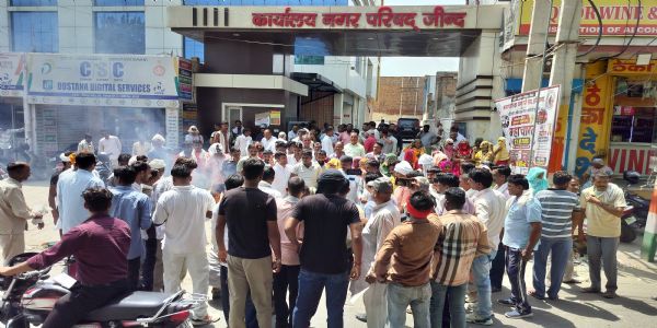 जींद : नगर परिषद सफाई कर्मियों ने फूंका सरकार का पुतला