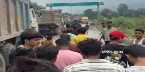 कटनी: रजरवारा में स्कूली बस को ट्रक ने मारी टक्कर, नाराज ग्रामीणों का प्रदर्शन, 5 घंटे चक्काजाम