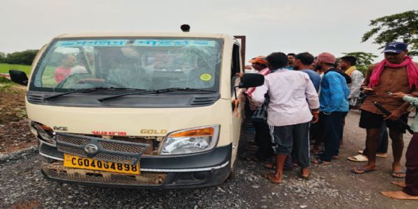 मजदूरों से भरी पिकअप पुलिया के डिवाइडर से टकराई, 13 घायल