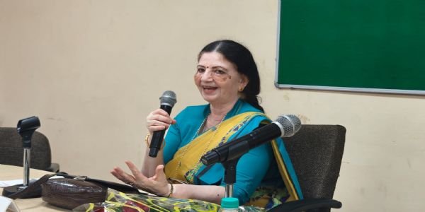 आयुर्वेद विश्वविद्यालय में समस्या समाधान के लिए विद्यार्थियों से संवाद