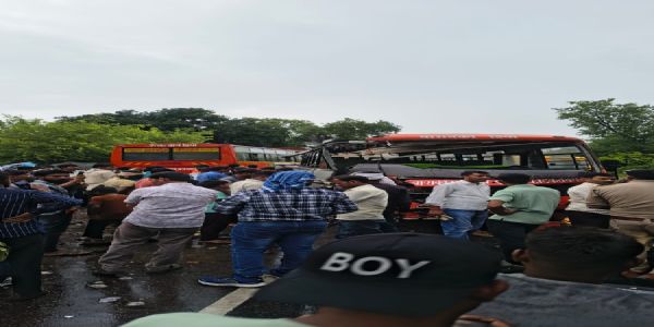 बाराबंकी में दाे राेडवेज बसें टकराने से मासूम की माैत, 12 यात्री घायल