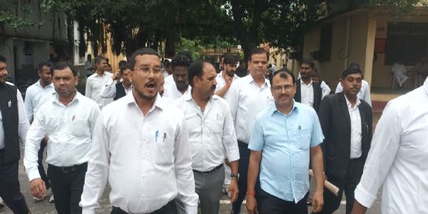 जौनपुर में अधिवक्ताओं ने आयु सीमा प्रस्ताव का किया विरोध किया प्रदर्शन