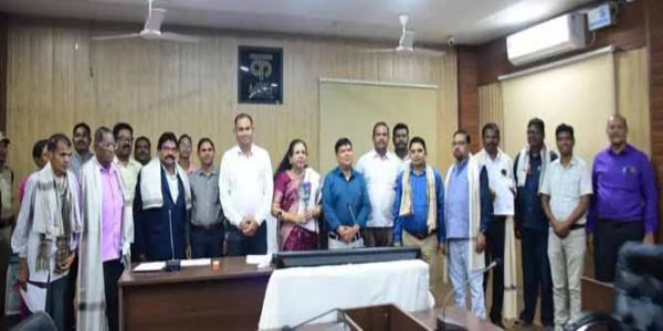 सेवानिवृत्ति पर नाै कर्मचारियों को पीपीओ व जीपीओ सौंपकर किया गया सम्मान