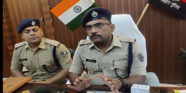 चार देशी कट्टा,कारतूस,खोखा के साथ बम बनाने का समान बरामद,एक गिरफ्तार