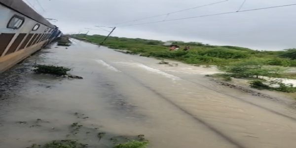 रेलवे ट्रैक पर भरा पानी, दो घंटे बंद रहा डाउन लाइन