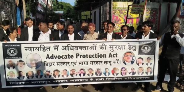 भागलपुर में अधिवक्ताओं का प्रदर्शन, एडवोकेट प्रोटेक्शन एक्ट लागू करने की मांग को लेकर बुलंद की आवाज
