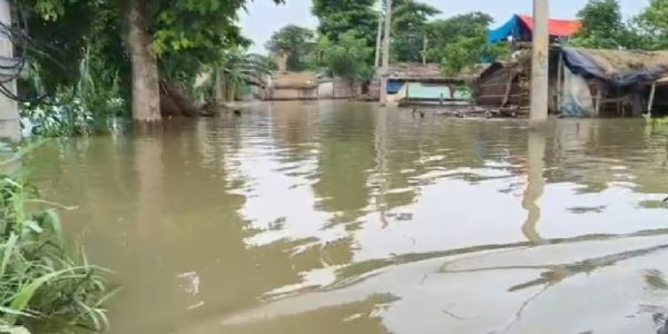 गंगा-कोसी के जलस्तर में मामूली गिरावट, तटबंधों पर आफत बरकरार