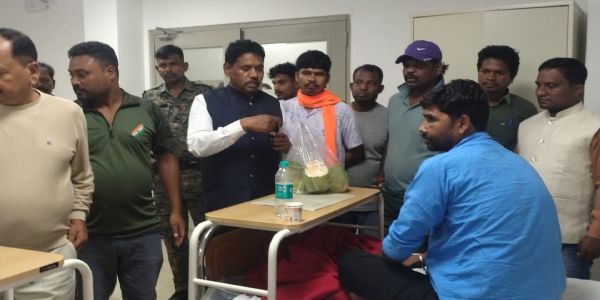 धारदार हथियार से दो युवकों पर हमला, पूर्व मंत्री ने अस्पताल में घायलाें से की मुलाकात