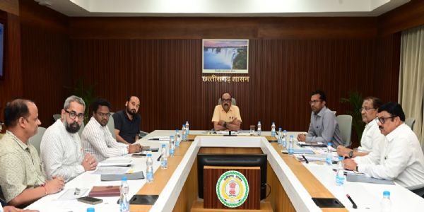 ग्रामोद्योग विभाग के अधिकारियों ने तकनीकी वस्त्र मिशन के संबंध में दिया प्रस्तुतिकरण