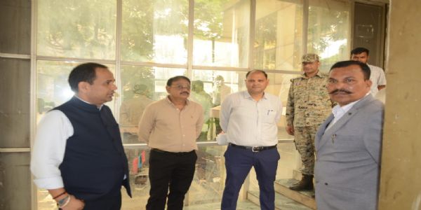 कलेक्टर डॉ. गौरव सिंह ने कलेक्ट्रेट परिसर स्थित विभिन्न कार्यालयों का किया निरीक्षण