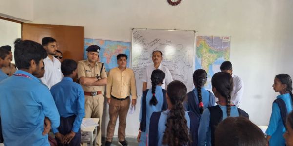 जिलाधिकारी व पुलिस अधीक्षक ने उच्च विद्यालय गंडौल का निरीक्षण किया