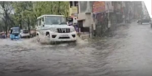 लगातार बारिश से गुवाहाटी के कई इलाकों में जलभराव