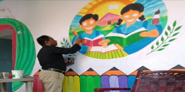 जीर्ण-शीर्ण स्कूल को संवारकर राज्य स्तर पर पहचान दिलाने वाले शिक्षक उत्तम कुमार की अनूठी कहानी, डीएम और डीईओ भी कर चुके हैं सम्मानित