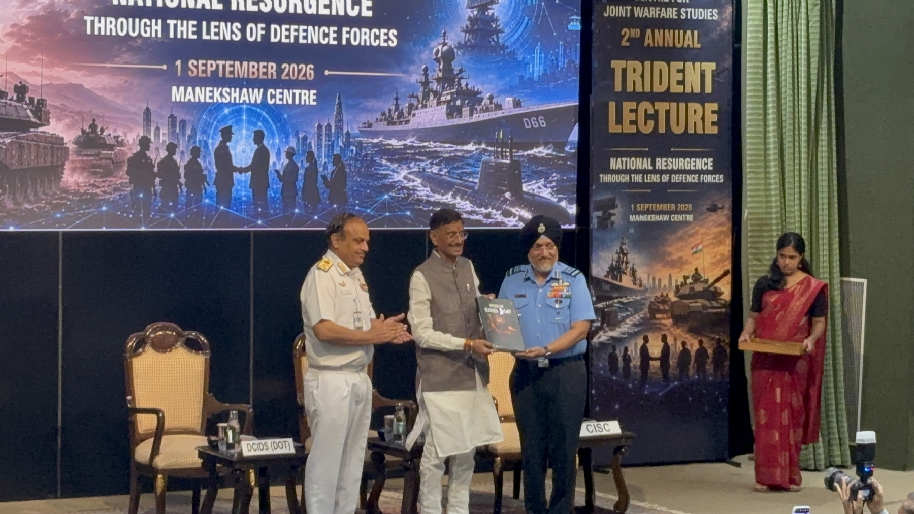 रक्षा राज्यमंत्री संजय सेठ कार्यक्रम में उपस्थित लोगों के साथ । रक्षा राज्यमंत्री संजय सेठ कार्यक्रम में उपस्थित लोगों के साथ ।