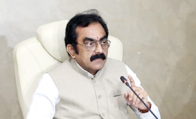 मंत्री-परिषद की बैठक में लिए गए निर्णयों की जानकारी देते हुए मंत्री राकेश सिंह मंत्री-परिषद की बैठक में लिए गए निर्णयों की जानकारी देते हुए मंत्री राकेश सिंह
