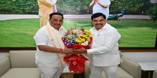 केंद्रीय जल शक्ति मंत्री पाटिल को मुलाकात के दौरान पुष्प गुच्छ भेंट करते हुए मप्र के मुख्यमंत्री केंद्रीय जल शक्ति मंत्री पाटिल को मुलाकात के दौरान पुष्प गुच्छ भेंट करते हुए मप्र के मुख्यमंत्री