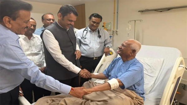 फोटो: अन्ना हजारे से मुलााकत करते हुए मुख्यमंत्री देवेंद्र फडणवीस फोटो: अन्ना हजारे से मुलााकत करते हुए मुख्यमंत्री देवेंद्र फडणवीस