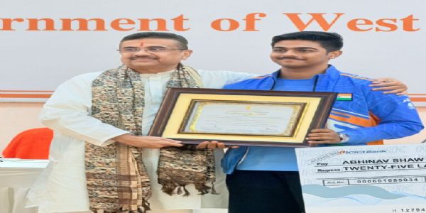 अभिनव साहू को चेक देते मुख्यमंत्री अभिनव साहू को चेक देते मुख्यमंत्री