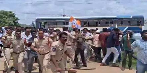 यादाद्री भुवनगिरी में बीजेपी कार्यकर्ताओं को रोकती पुलिस यादाद्री भुवनगिरी में बीजेपी कार्यकर्ताओं को रोकती पुलिस