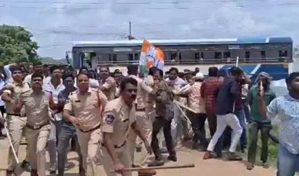 यादाद्री भुवनगिरी में बीजेपी कार्यकर्ताओं को रोकती पुलिस