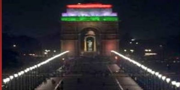तिरंगे की रोशनी में जगमगाता इंडिया गेट की तस्वीर तिरंगे की रोशनी में जगमगाता इंडिया गेट की तस्वीर
