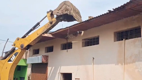 कार्रवाई के दौरान टीम ने स्थानीय लोगों को इलाके से बाहर कर दिया कार्रवाई के दौरान टीम ने स्थानीय लोगों को इलाके से बाहर कर दिया