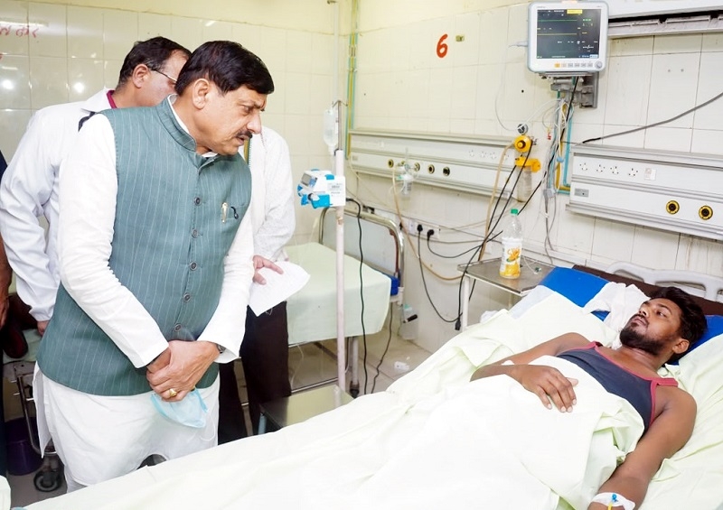 सागर में जहरीली शराब से पीड़ित मरीजों का हाल जानते हुए मुख्यमंत्री सागर में जहरीली शराब से पीड़ित मरीजों का हाल जानते हुए मुख्यमंत्री